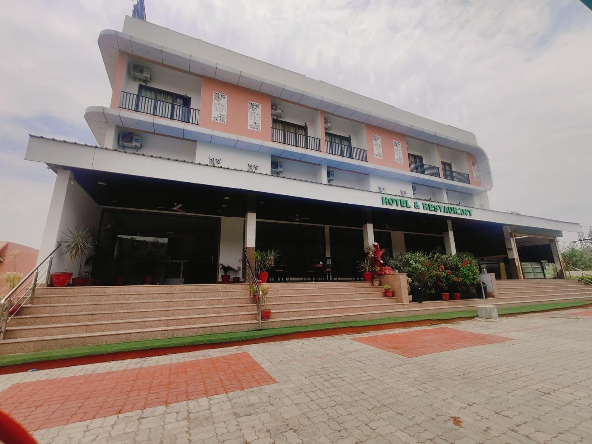 Hotel White Lotus Dungarpur ภายนอก รูปภาพ